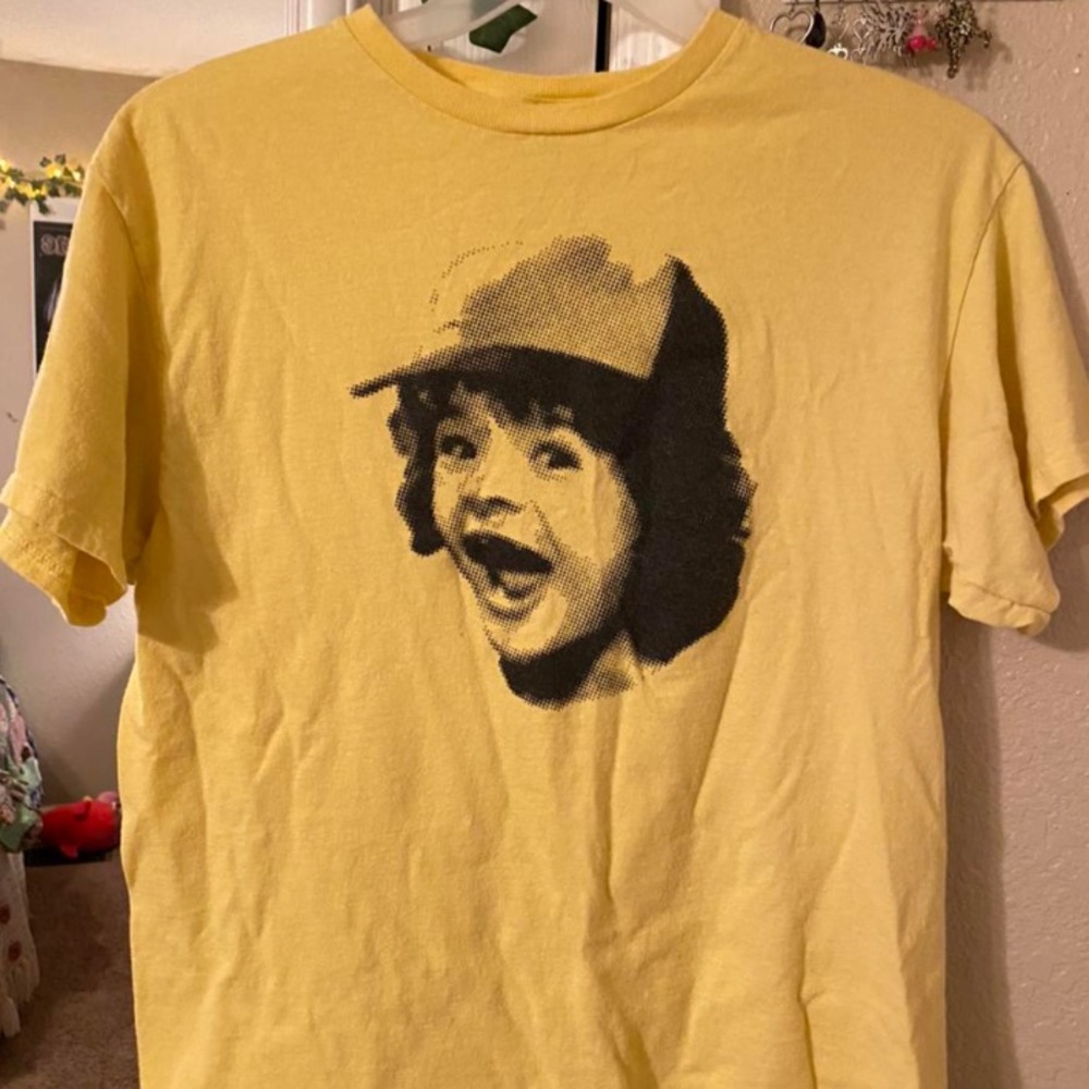 STRANGER THINGS DUSTIN T-SHIRT 💌